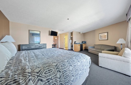 Put-in-Bay Hotel | Hotel Suite Walking Distance to Downtown Put in Bay