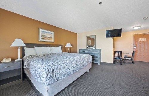 Put-in-Bay Hotel | Hotel Suite Walking Distance to Downtown Put in Bay