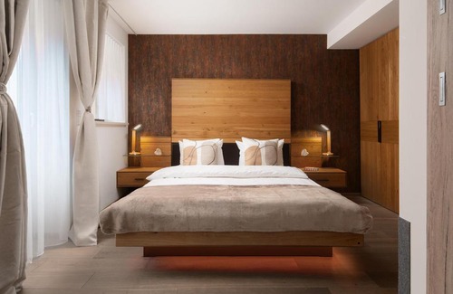 Bad Krozingen Hotel | Hotel Vier Jahreszeiten an der Therme & Kliniken Bad Krozingen Nähe Freiburg & Schwarzwald Ideal für Wellness Kur & Business Ausflüge 24h Check In- WLAN & Parken gratis
