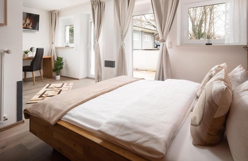 Bad Krozingen Hotel | Hotel Vier Jahreszeiten an der Therme & Kliniken Bad Krozingen Nähe Freiburg & Schwarzwald Ideal für Wellness Kur & Business Ausflüge 24h Check In- WLAN & Parken gratis