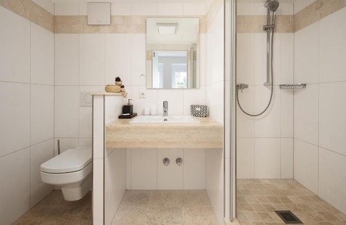 Bad Krozingen Hotel | Hotel Vier Jahreszeiten an der Therme & Kliniken Bad Krozingen Nähe Freiburg & Schwarzwald Ideal für Wellness Kur & Business Ausflüge 24h Check In- WLAN & Parken gratis