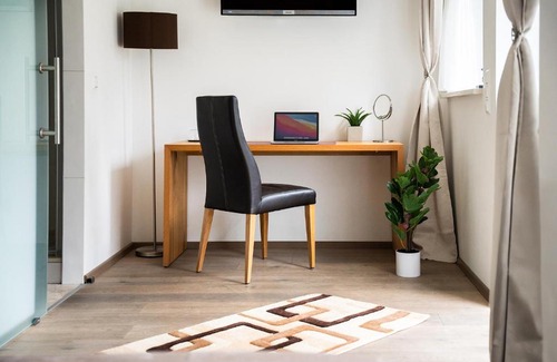 Bad Krozingen Hotel | Hotel Vier Jahreszeiten an der Therme & Kliniken Bad Krozingen Nähe Freiburg & Schwarzwald Ideal für Wellness Kur & Business Ausflüge 24h Check In- WLAN & Parken gratis