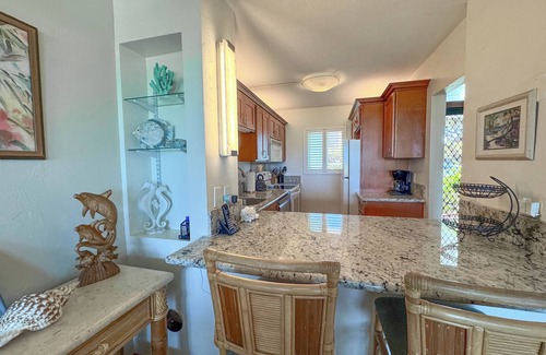 Kihei Condo | Hotel-zoned OCEAN FRONT GROUND FLOOR! Menehune Shores 121
