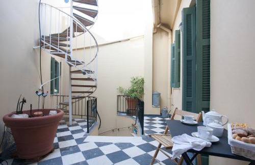 Plaka Apartment | House at the Foothills of Acropolis