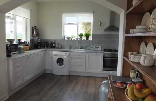Callow House | House between coast, lake + mountains: every window view is a Connemara highlight!