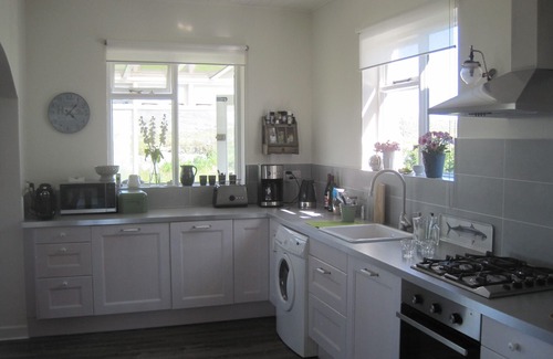 Callow House | House between coast, lake + mountains: every window view is a Connemara highlight!