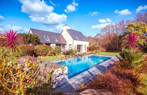 Penvenan Ski Chalet | House for 10 with large garden and swimming pool
