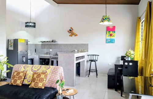 Hatillo House | House for 8 People w/WiFi, AC-5 Mins to Dominical Beach, 30 Mins to N. Park.