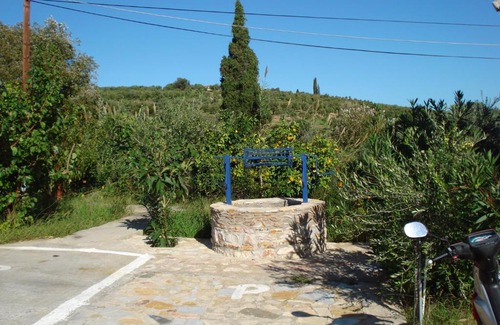 Kompi House | House Giannis Haikos two minutes walk to the beach Peroulia