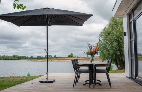 Maurik House | House in Arnhem With Rhine Views