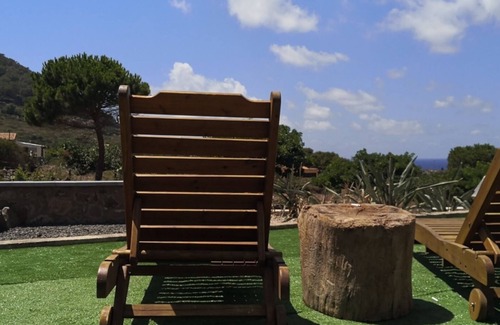 Ustica Apartment | House in front of an aromatic garden with barbecue space, dedicated solarium and outdoor shower.