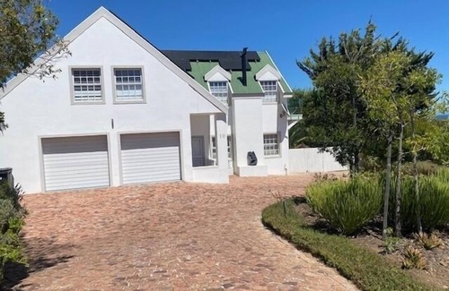 Somerset West House | House in Security Estate overlooking Table Mountain, Helderberg and False Bay