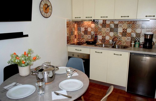 Volos City Centre House | "House inside garden"