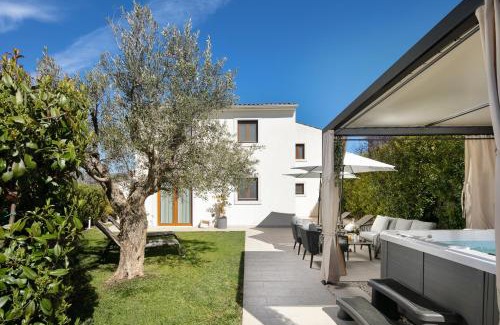 Bale Villa | House NoE- with hot tub