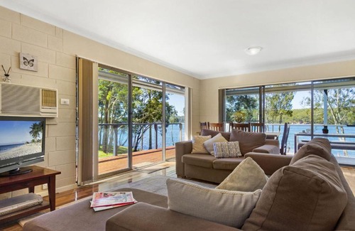 Kings Point House | House on the Lake