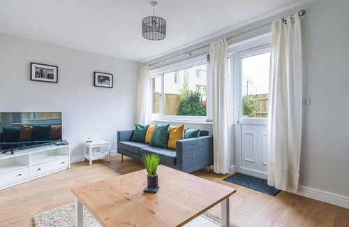 Newcastle-upon-Tyne House | House - Sleeps 5 - Pet friendly - Parking - Garden