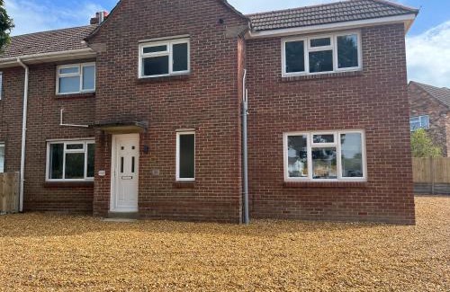 Poole House | House - Sleeps 14 onsite parking & pets allowed
