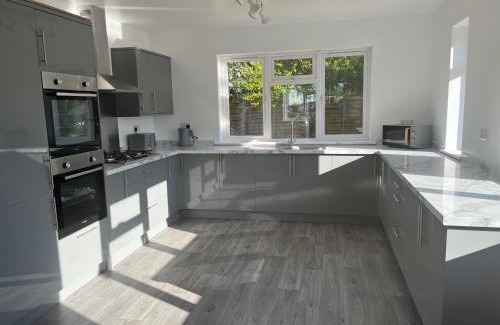 Poole House | House - Sleeps 14 onsite parking & pets allowed