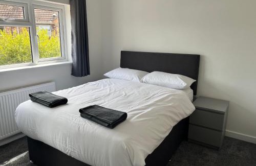 Poole House | House - Sleeps 14 onsite parking & pets allowed