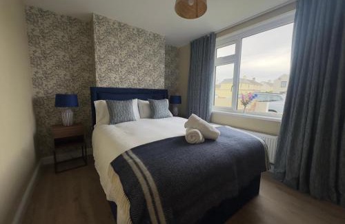 Saint Athan House | House Sleeps 8-Garden-Parking Near Barry Island