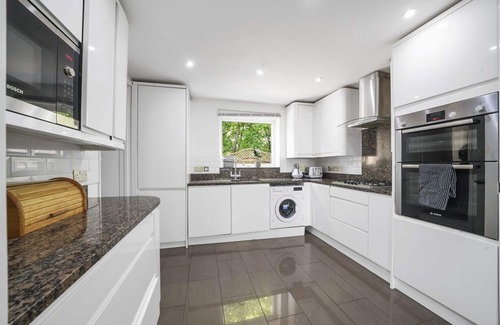 Larkfield House | House - Sleeps 8 & on-site parking