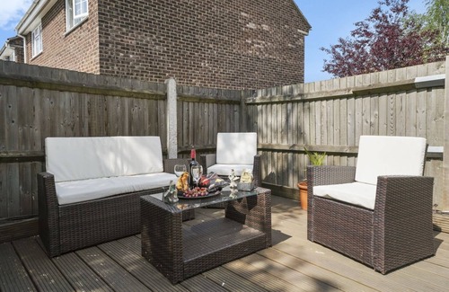 Larkfield House | House - Sleeps 8 & on-site parking