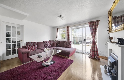 Larkfield House | House - Sleeps 8 & on-site parking