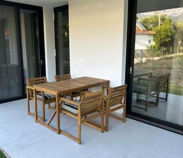 Chrisi Akti House | House Thomi