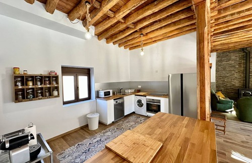 Castronuevo de Esgueva House | House with large garden, swimming pool, barbecue and 5 bedrooms.