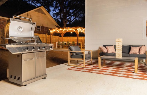 North San Antonio - SAT House | House w/Pool, Game Room, Fire Pit, Playground, WiFi, AC, & 5 mins to SAT