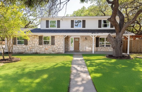 North San Antonio - SAT House | House w/Pool, Game Room, Fire Pit, Playground, WiFi, AC, & 5 mins to SAT