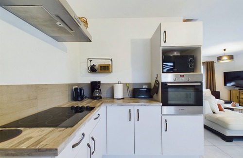 Saint-Hilaire-de-Riez Ski Chalet | House with garden and jacuzzi for 8 people