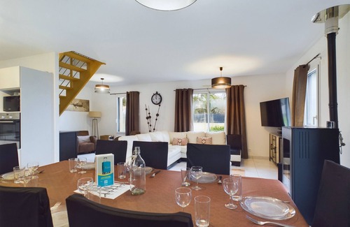 Saint-Hilaire-de-Riez Ski Chalet | House with garden and jacuzzi for 8 people
