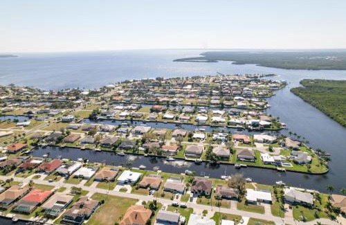 Edgewater House | House With A Boat - Boat, Heated Pool, Kayaks