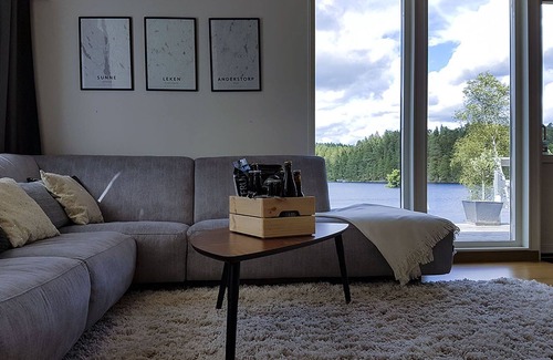 Lekhyttan House | House with a lake and private dock