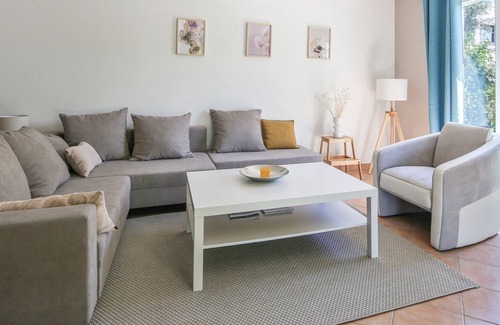 Morieres-les-Avignon Villa | House with terrace and garden near Avignon