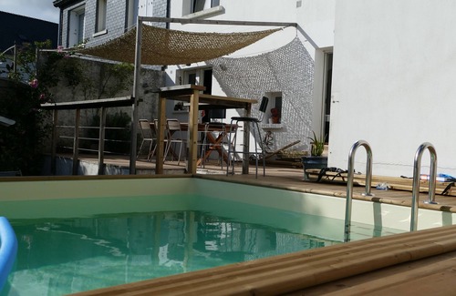 Vannes House | House with garden and heated pool close to port and town center.