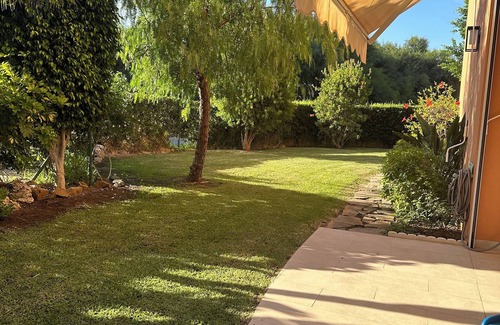 Puerto de la Duquesa House | House with garden next to the beach