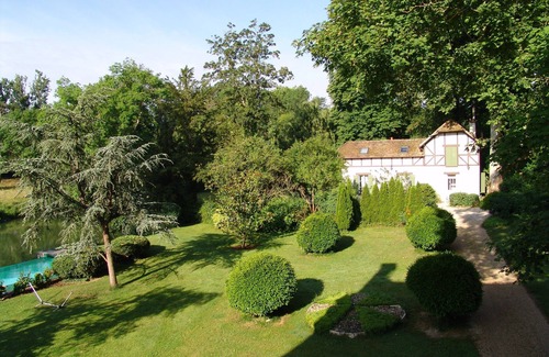 Montigny-sur-Loing House | House with pool & tennis access between forest and river near Fontainebleau