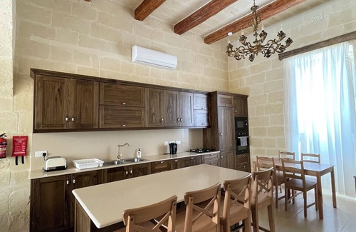 Nadur House | House with pool for 10 persons, central yet quiet area