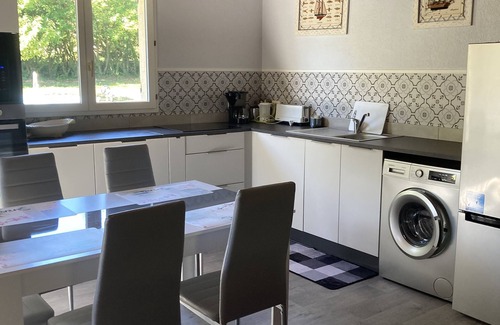 Baurech House | House with swimming pools. Pets welcome Large, well-fenced garden