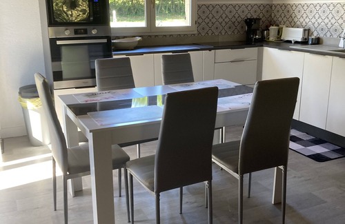 Baurech House | House with swimming pools. Pets welcome Large, well-fenced garden