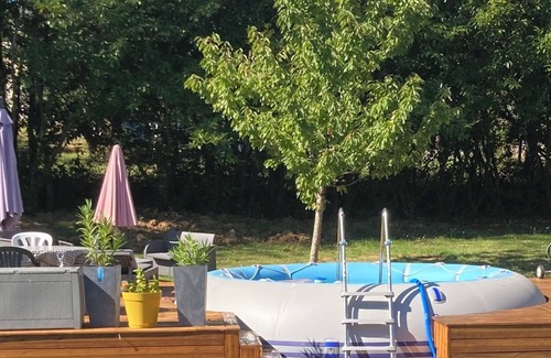 Baurech House | House with swimming pools. Pets welcome Large, well-fenced garden