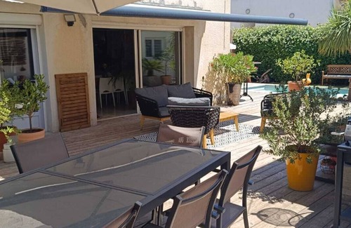 Lunel House | House with terrace, swimming pool, 3 bedrooms for 4 adults, 15 minutes from the beach.
