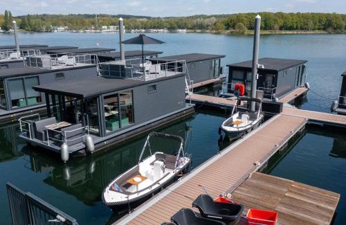 Middelaar Boat Rental | Houseboat Mookerplas with a view