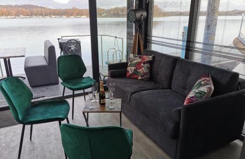 Middelaar Boat Rental | Houseboat Mookerplas with a view