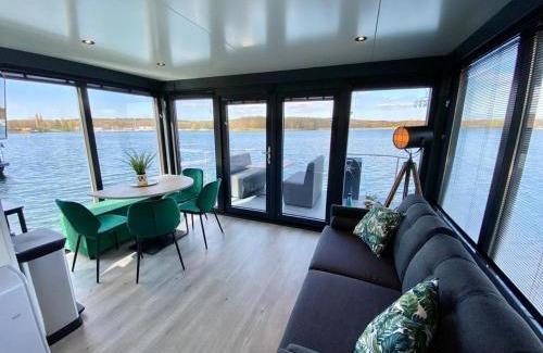 Middelaar Boat Rental | Houseboat Mookerplas with a view