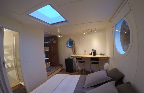 Eckwersheim House | Houseboat Ophrys, guest house