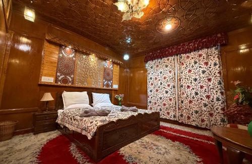 Dal Lake Hotel | Houseboat Patloo Palace