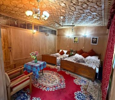 Dal Lake Hotel | Houseboat Patloo Palace